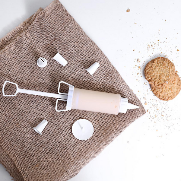 Icing Syringe With Nozzles, 5 Pcs - Cake Decorating Essentials