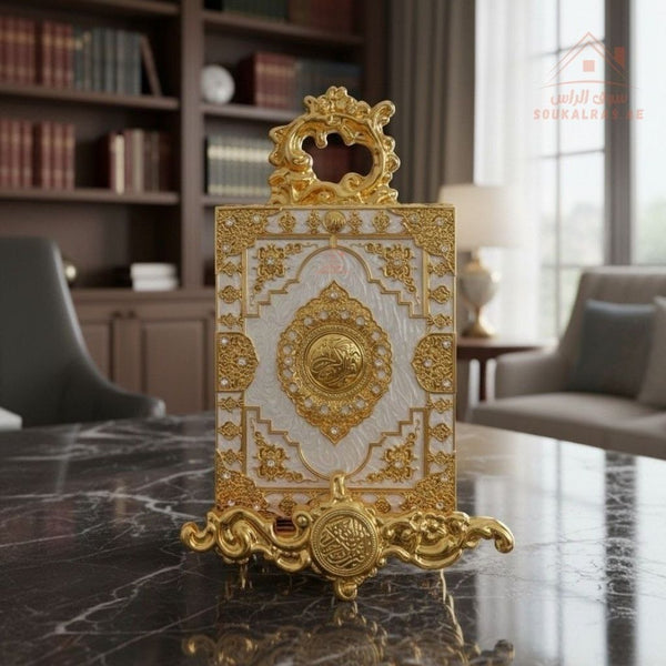 حامل قرآن فاخر بتصميم ملكي مزخرف | لون ذهبي مع أحجار فخمة | مثالي لوضع المصحف الشريف في غرفة المعيشة، المجلس، أو كهدية مميزة في المناسبات الدينية مثل رمضان، الأعياد، والزيارات