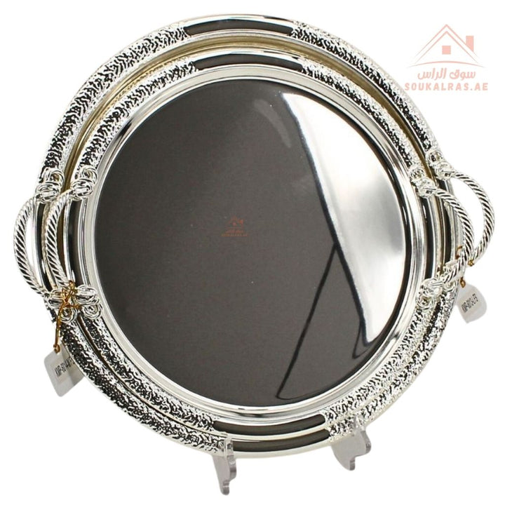 صينية تقديم دائرية فاخرة بنقش عربي – تصميم عربي باللون الفضى| متوفرة بمقاسين|  مثالية لتقديم الشاي والقهوة والحلويات والتمر في الضيافة اليومية 
