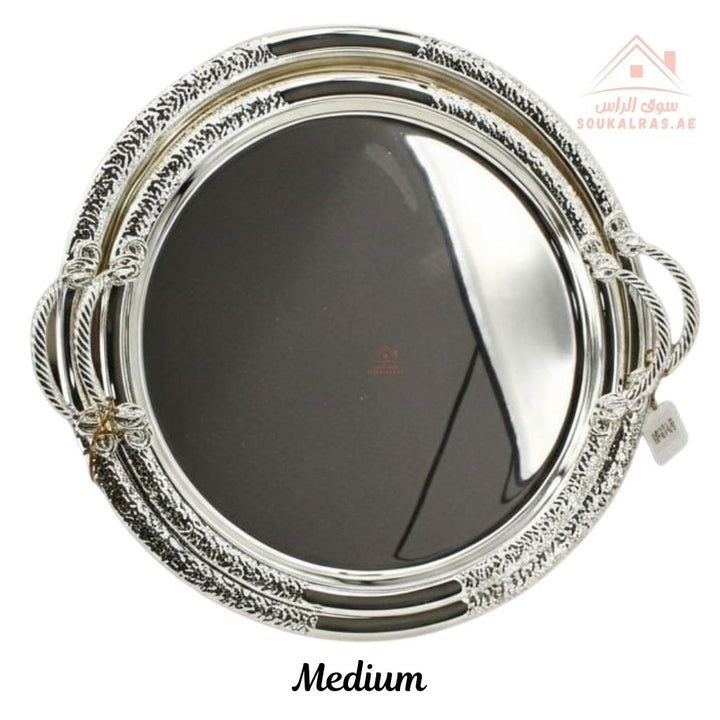 صينية تقديم دائرية فاخرة بنقش عربي – تصميم عربي باللون الفضى| متوفرة بمقاسين|  مثالية لتقديم الشاي والقهوة والحلويات والتمر في الضيافة اليومية 