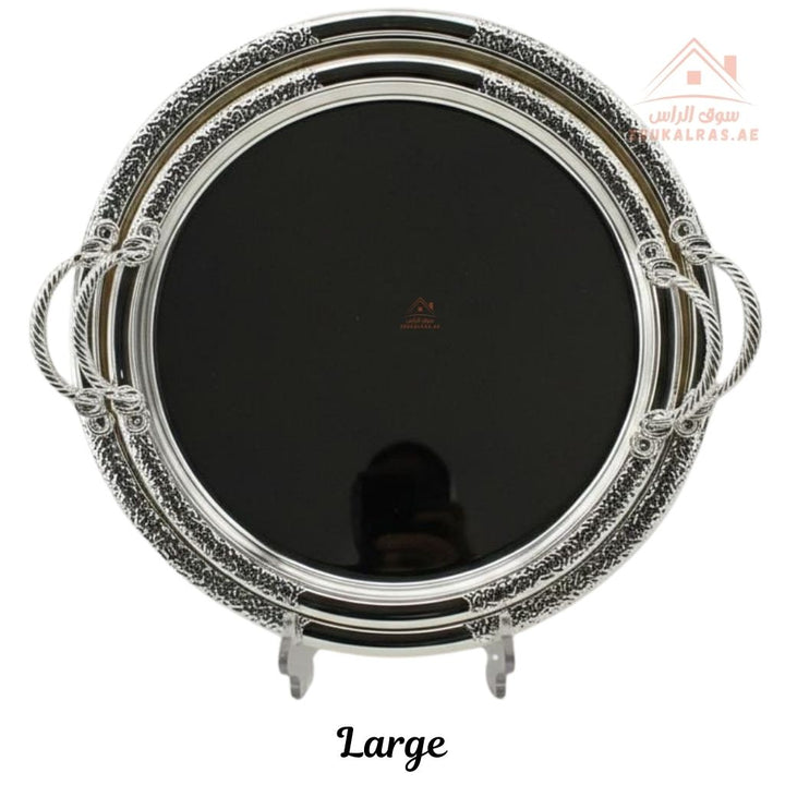صينية تقديم دائرية فاخرة بنقش عربي – تصميم عربي باللون الفضى| متوفرة بمقاسين|  مثالية لتقديم الشاي والقهوة والحلويات والتمر في الضيافة اليومية 