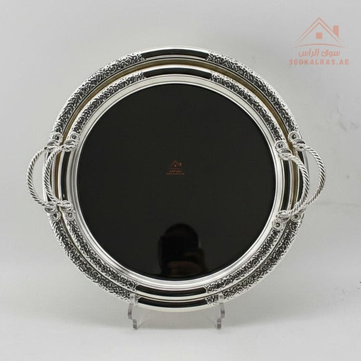 صينية تقديم دائرية فاخرة بنقش عربي – تصميم عربي باللون الفضى| متوفرة بمقاسين|  مثالية لتقديم الشاي والقهوة والحلويات والتمر في الضيافة اليومية 
