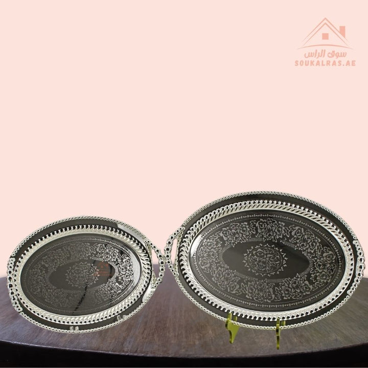 صينية تقديم بيضاوية فاخرة بنقش عربي – تصميم عربي باللون الفضى| متوفرة بمقاسين|  مثالية لتقديم الشاي والقهوة والحلويات والتمر في الضيافة اليومية 