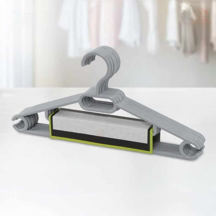 Delcasa 6 - Piece Plastic Clothes Hanger Set | Lightweight & Durable | ideal for maximizing closet space and keeping your clothes wrinkle - free. | Made in Turkey - Souk Al Ras