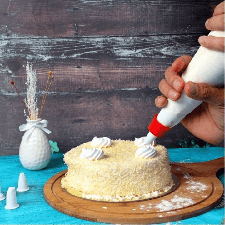 PVC Icing Bag with Nozzles, 5 Pcs - Cake Decorating Essentials - Souk Al RasBakeware