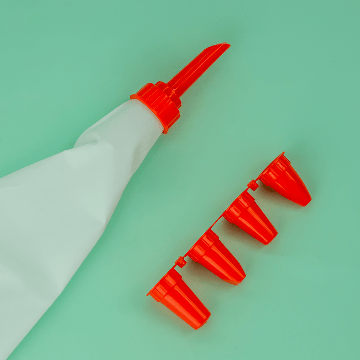 PVC Icing Bag with 5 Different Nozzles - Souk Al RasBakeware